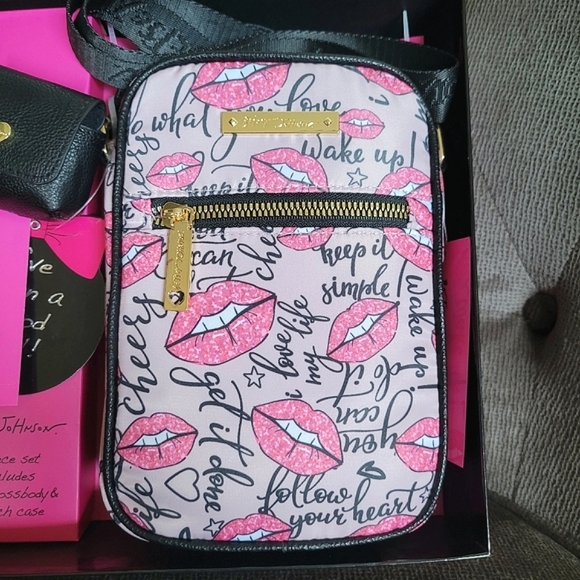 ✨️HP✨ Betsey Johnson Lips💋 Crossbody Bag with Ear👂Bud Case Gift🎁 Set - Picture 3 of 16